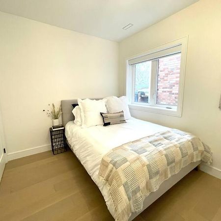 Modern Apartment Close To The Beach With Parking Toronto Exteriör bild