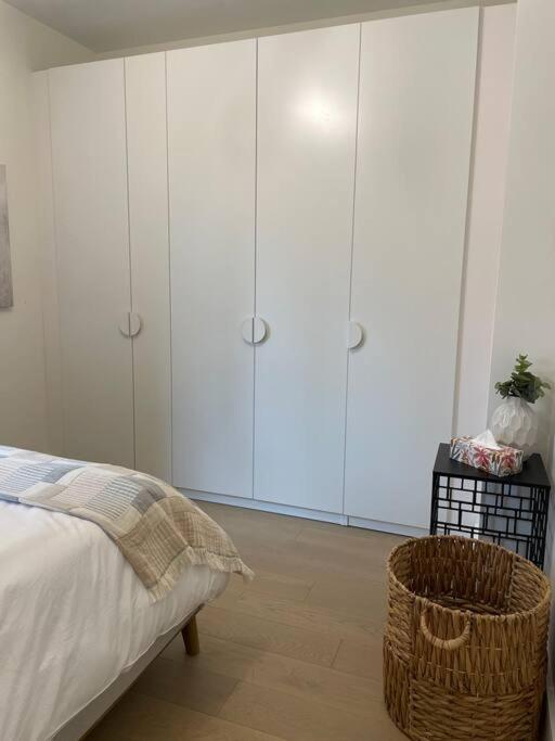 Modern Apartment Close To The Beach With Parking Toronto Exteriör bild