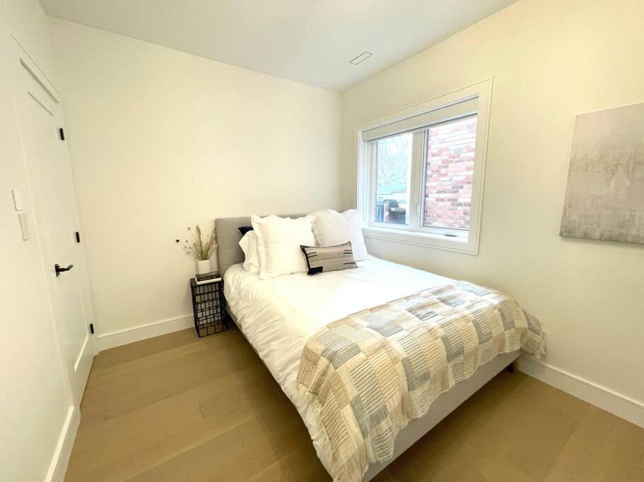 Modern Apartment Close To The Beach With Parking Toronto Exteriör bild