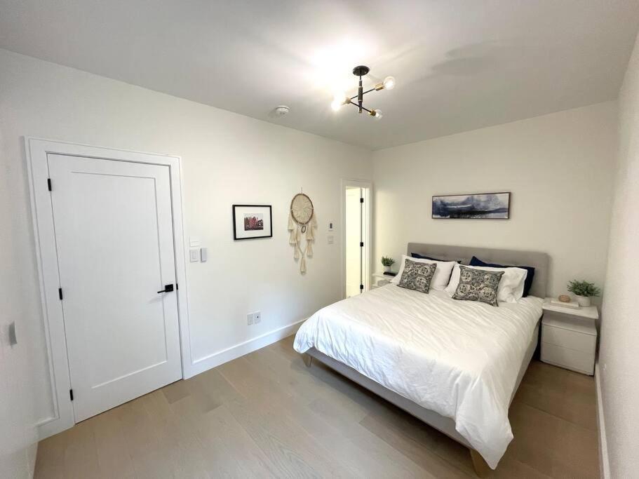 Modern Apartment Close To The Beach With Parking Toronto Exteriör bild