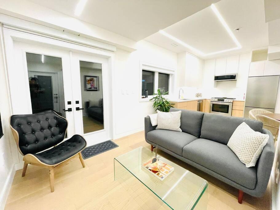 Modern Apartment Close To The Beach With Parking Toronto Exteriör bild