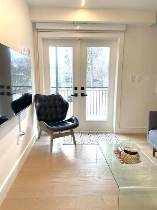 Modern Apartment Close To The Beach With Parking Toronto Exteriör bild