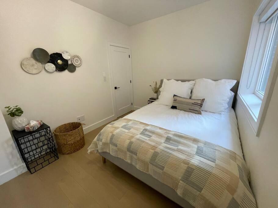 Modern Apartment Close To The Beach With Parking Toronto Exteriör bild