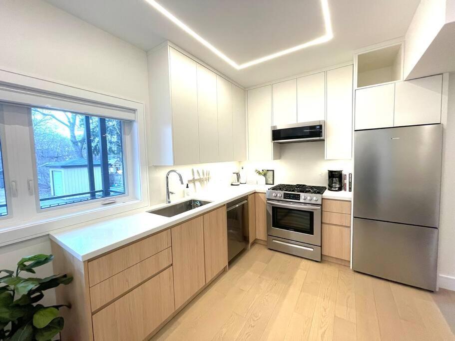 Modern Apartment Close To The Beach With Parking Toronto Exteriör bild