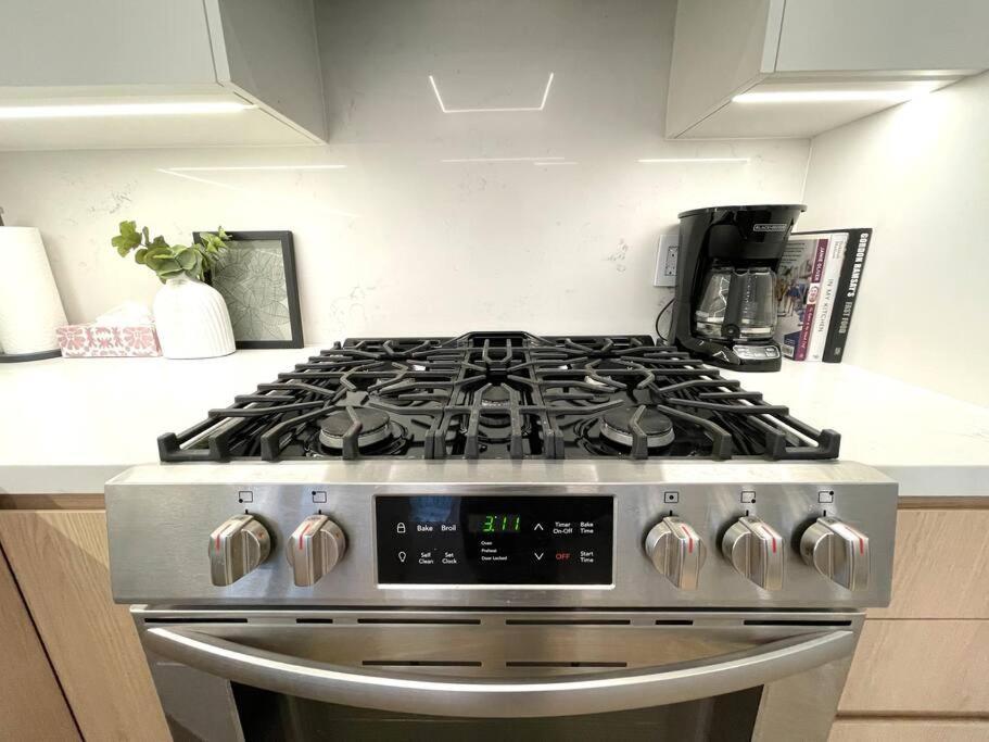 Modern Apartment Close To The Beach With Parking Toronto Exteriör bild