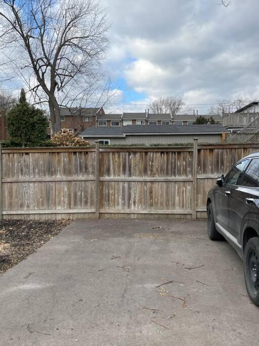 Modern Apartment Close To The Beach With Parking Toronto Exteriör bild