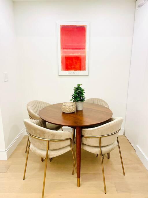 Modern Apartment Close To The Beach With Parking Toronto Exteriör bild