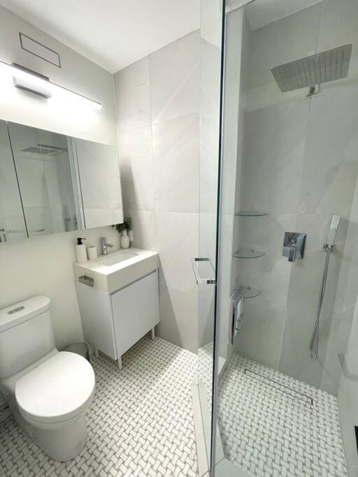 Modern Apartment Close To The Beach With Parking Toronto Exteriör bild
